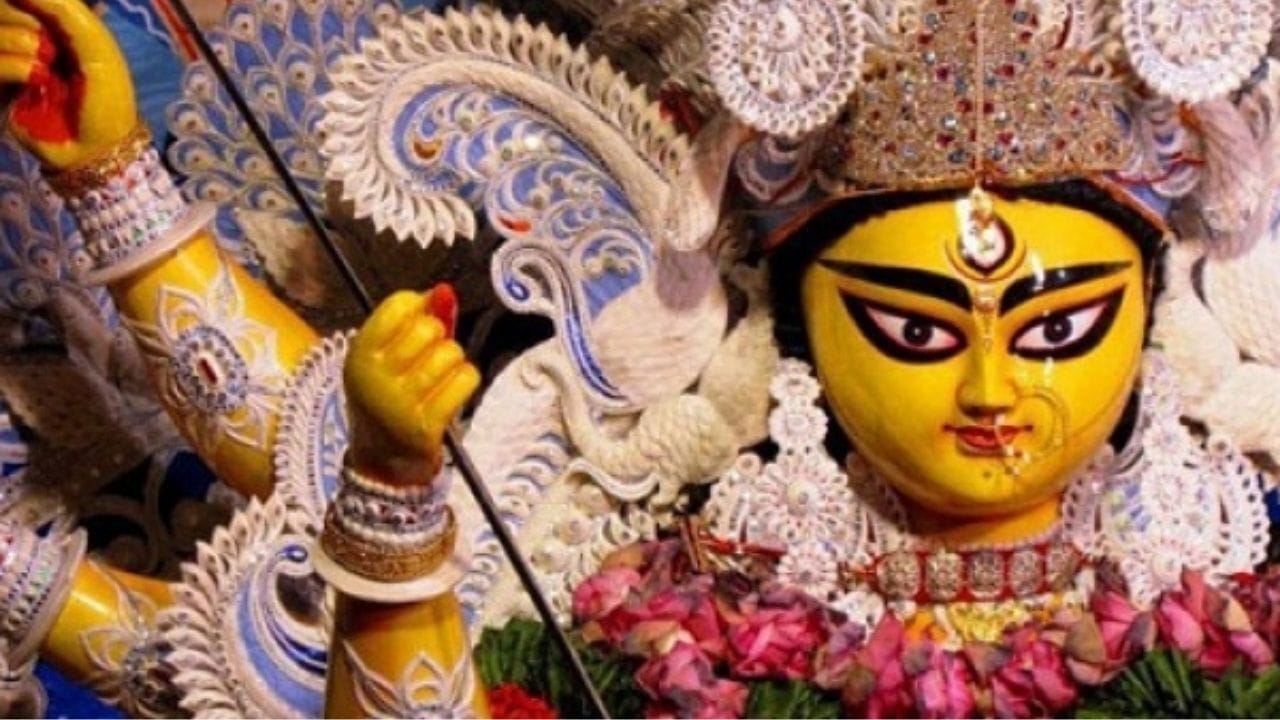 কোন ফুল অর্পন করবেন: শুধু লাল চন্দন দিয়ে দুর্গার নামে তিলক পরুন। অন্য কোনও চন্দন ব্যবহার করবেন না। এছাড়াও দেবী দুর্গাকে শুধুমাত্র লাল ও হলুদ রঙের ফুল নিবেদন করা উচিত। লাল ও হলুদ রঙ দুর্গার অত্যন্ত প্রিয় রঙ। তাই ফুলও প্রদান করুন ওই রঙের। বিশেষ করে জবা ও গোলাপ ফুল নিবেদন করলে দুর্গার আশীর্বাদপ্রাপ্ত হতে পারেন। 