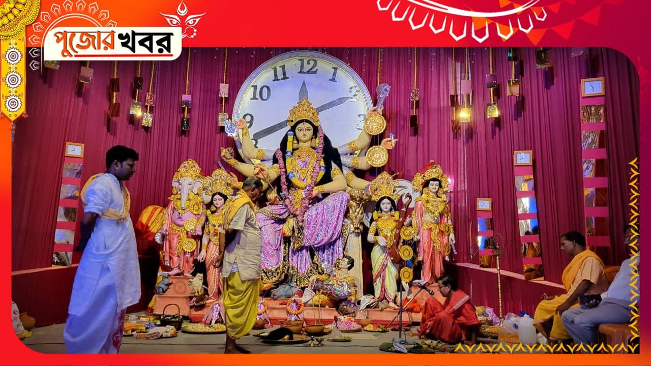 Durga Pujo 2023: মাতৃমূর্তির পিছনে ঘড়ি, সময়ের গুরুত্ব বোঝাল এই ক্লাব