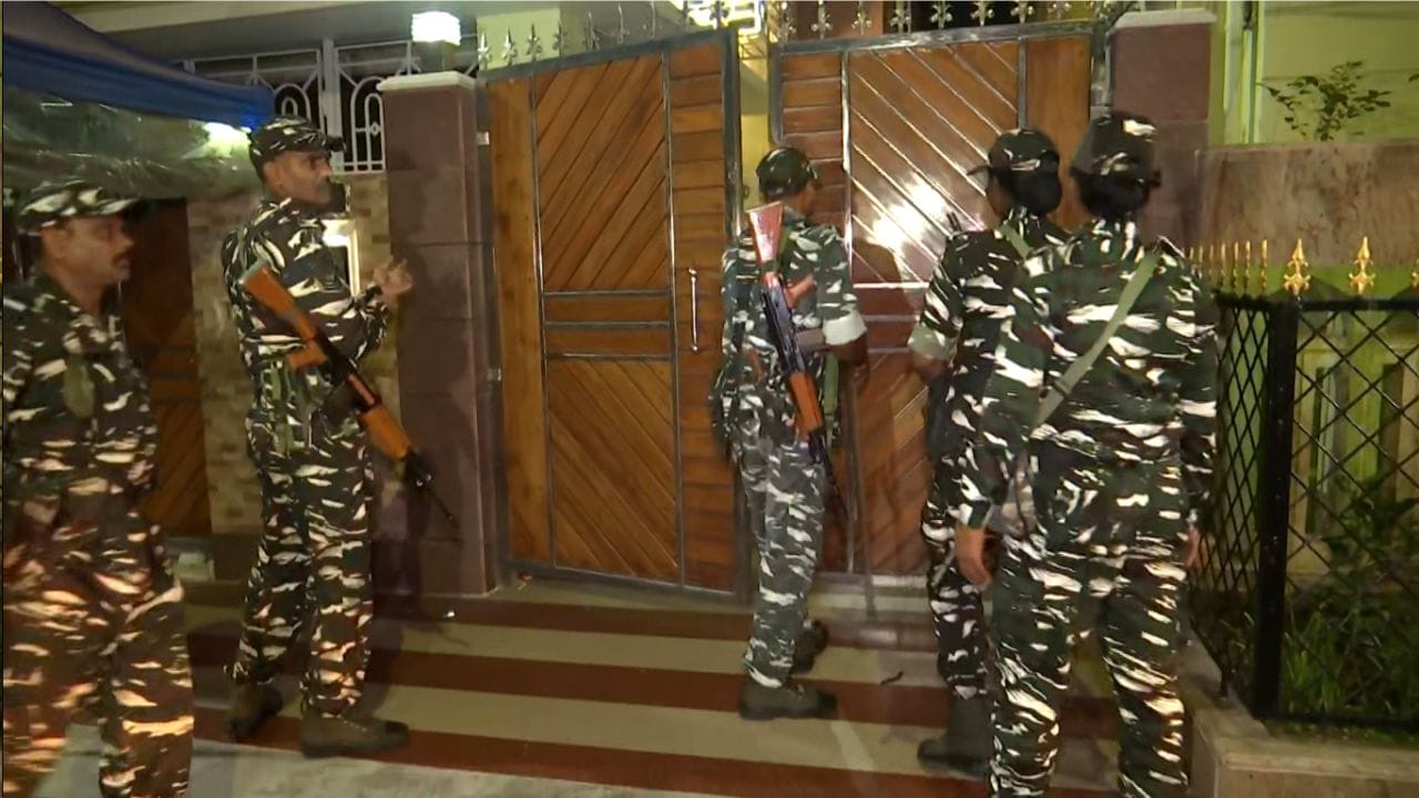 ED Raid LIVE UPDATES: মধ্যরাতে তৎপরতা, পুলিশকে মন্ত্রীর বাড়ির এলাকা ফাঁকা  করতে বলল ED - Bengali News | ED Raid: For Ration Scam investigation ED Raid  in Jyotipriya Mallick's Personal Assistant Amit