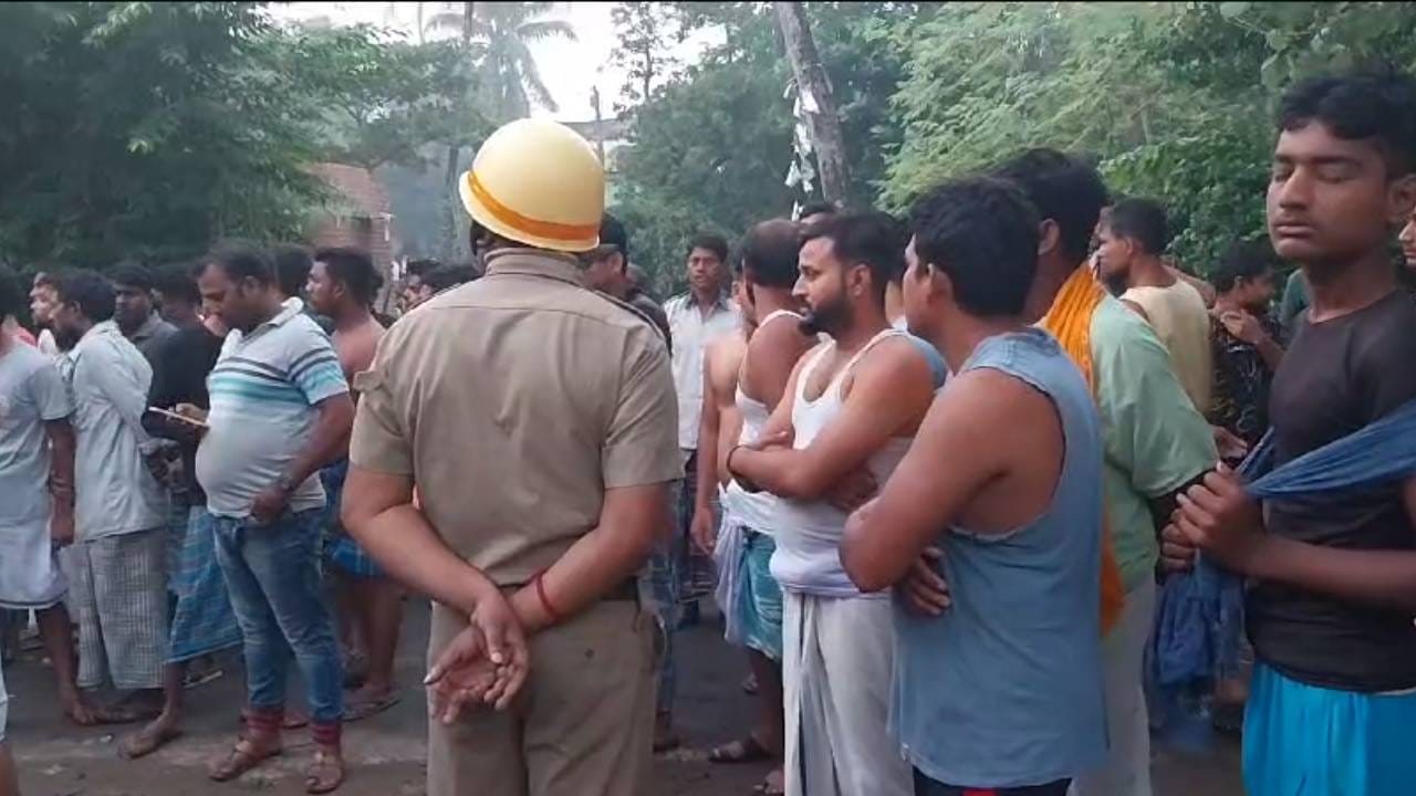 Uluberia দাউদাউ জ্বলছে গোটা বাড়ি, উলুবেড়িয়ায় মাবাবার সঙ্গেই নিভল