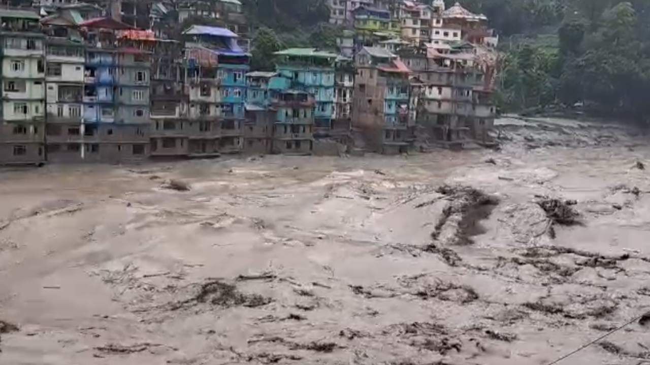 ইতিমধ্যেই আবার তিস্তার জল থেকে জীবন্ত অবস্থায় চারজনকে উদ্ধার করা হয়েছে বলে জানা যাচ্ছে। তাঁদের পরিচয় জানার চেষ্টা করছে বিপর্যয় মোকাবিলা দল। 