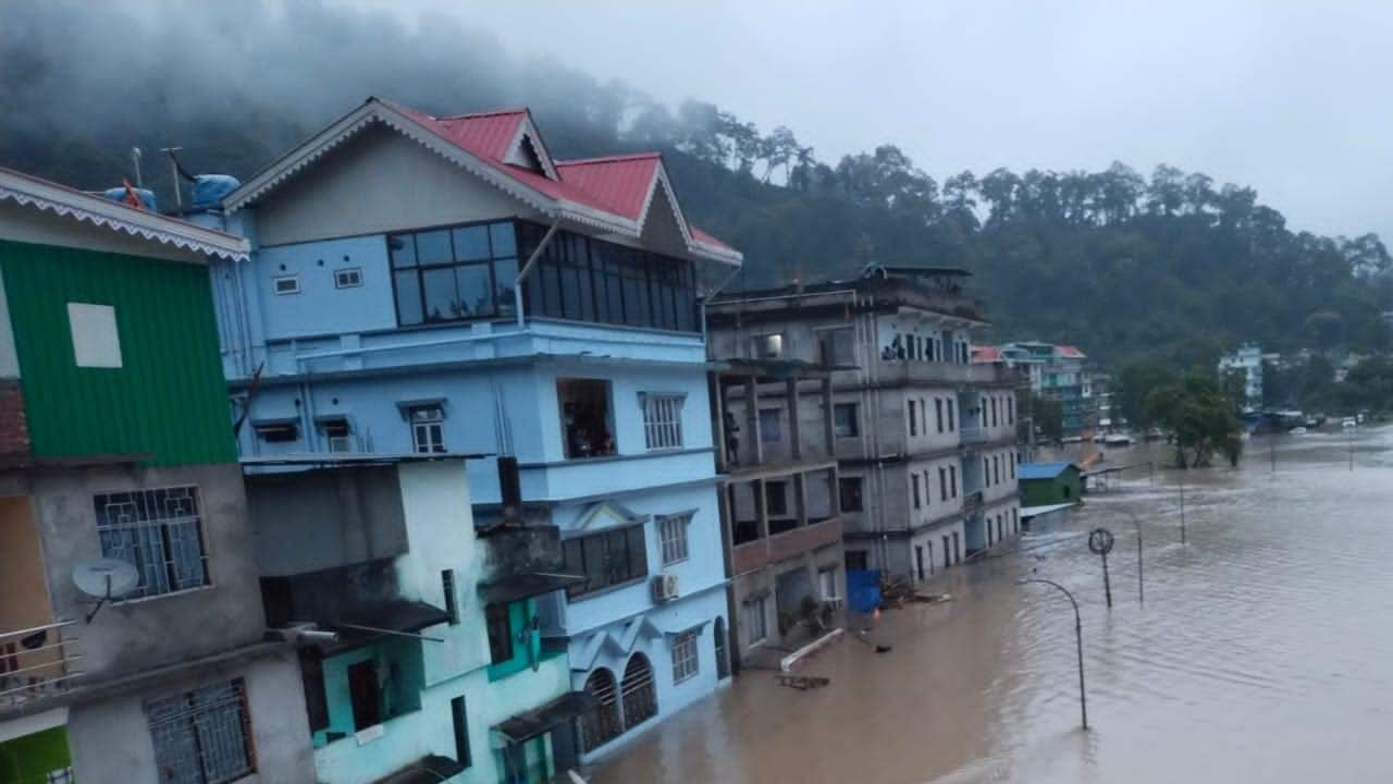 ইতিমধ্যেই পর্যটন দফতরের তরফে দুটি আলাদা কন্ট্রোল রুম খোলা হয়েছে। ১৮০০-২১২- ১৬৫৫/ ৯০৫১৮৮৮১৭১ এই নম্বর গুলিতে ফোন করলে মিলবে সরকারি সাহায্য। 