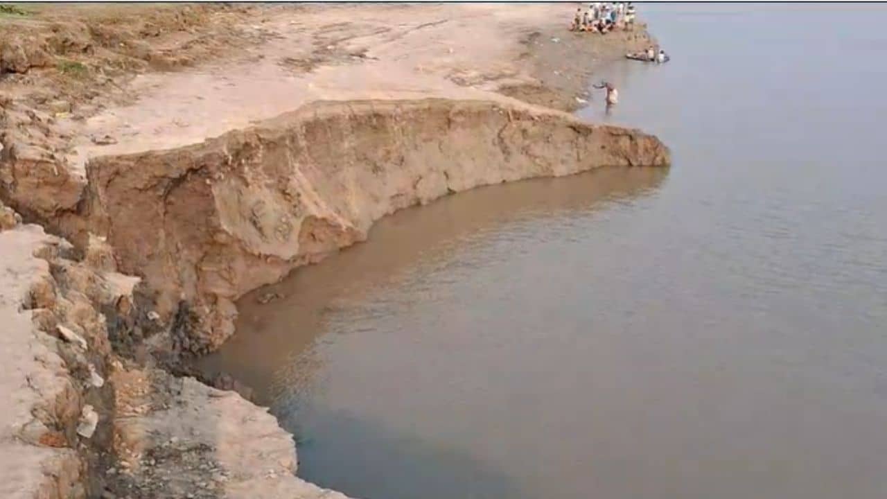 Ganga Erosion: গঙ্গা খেয়ে নিচ্ছে গ্রাম, পালিয়ে প্রাণ বাঁচাচ্ছেন সামশেরগঞ্জের মানুষ