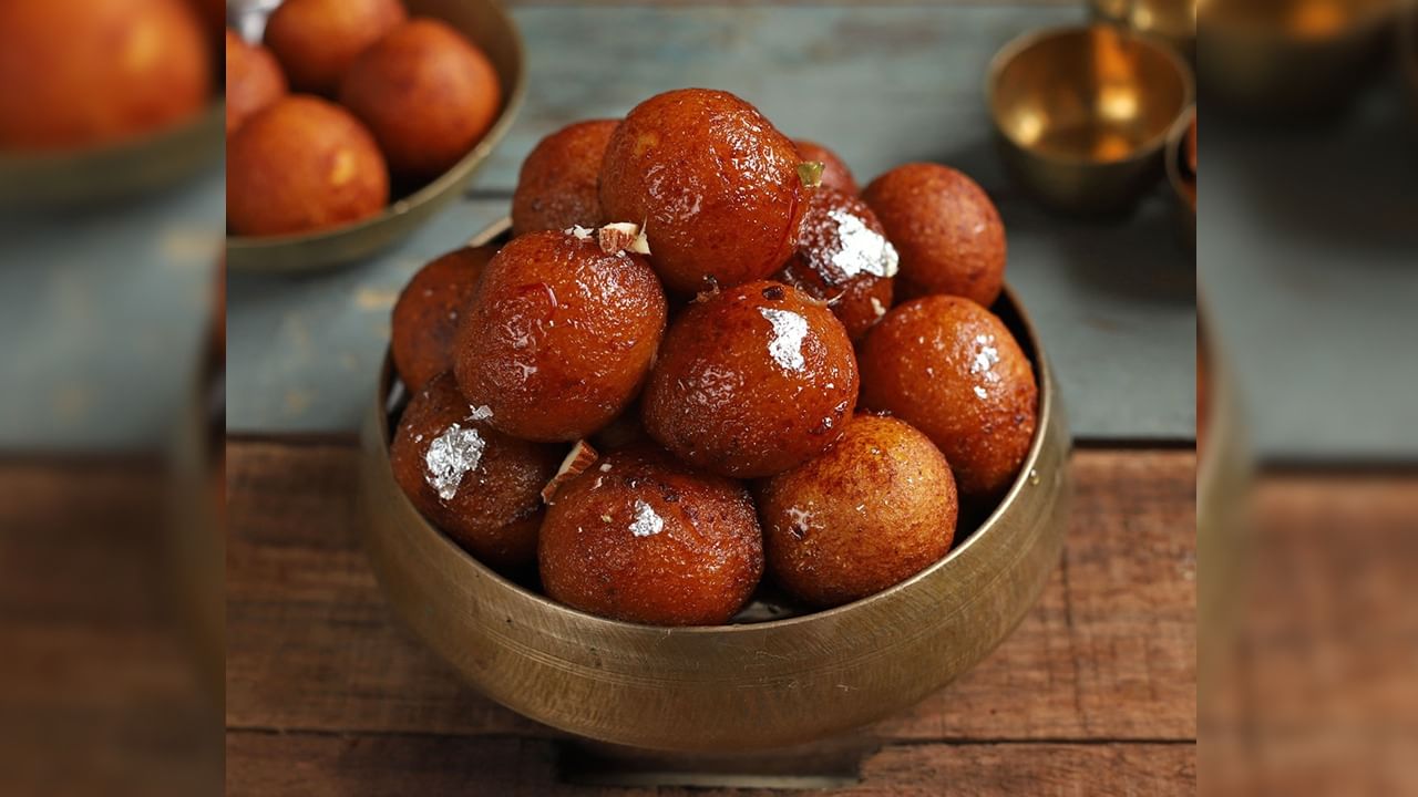 Gulab Jamun Recipe: বাড়িতেই বানিয়ে নিন গোলাপজাম!