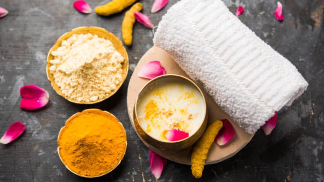 Turmeric Face Masks: জেল্লা পাবেন সোনার মতই, নবমীর রিইউনিয়নের আগে কেমন হবে রূপচর্চা?