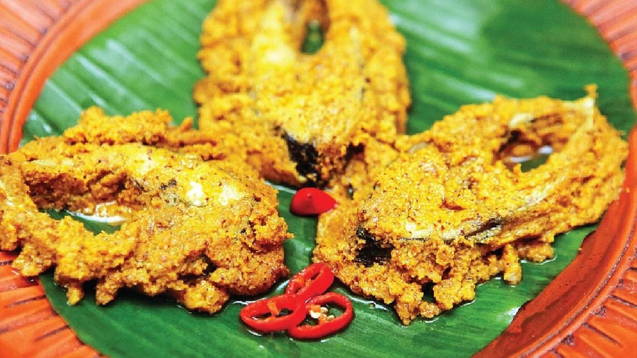 Durga Puja Food: মা দুর্গার প্রিয় ইলিশ এভাবেই খান পুজোয়