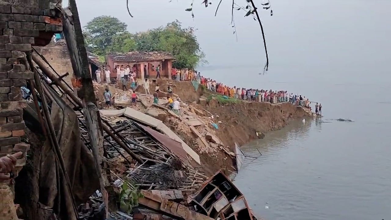 Murshidabad News: সামশেরগঞ্জে ভয়াবহ ভাঙন Murshidabad News: সামশেরগঞ্জে ভয়াবহ ভাঙন