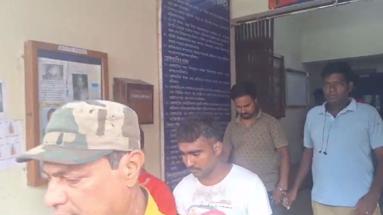 illegal firecracker: বেআইনি বাজির কারখানায় অভিযান, ধরপাকড় চালিয়ে গ্রেফতার ২ illegal firecracker: বেআইনি বাজির কারখানায় অভিযান, ধরপাকড় চালিয়ে গ্রেফতার ২