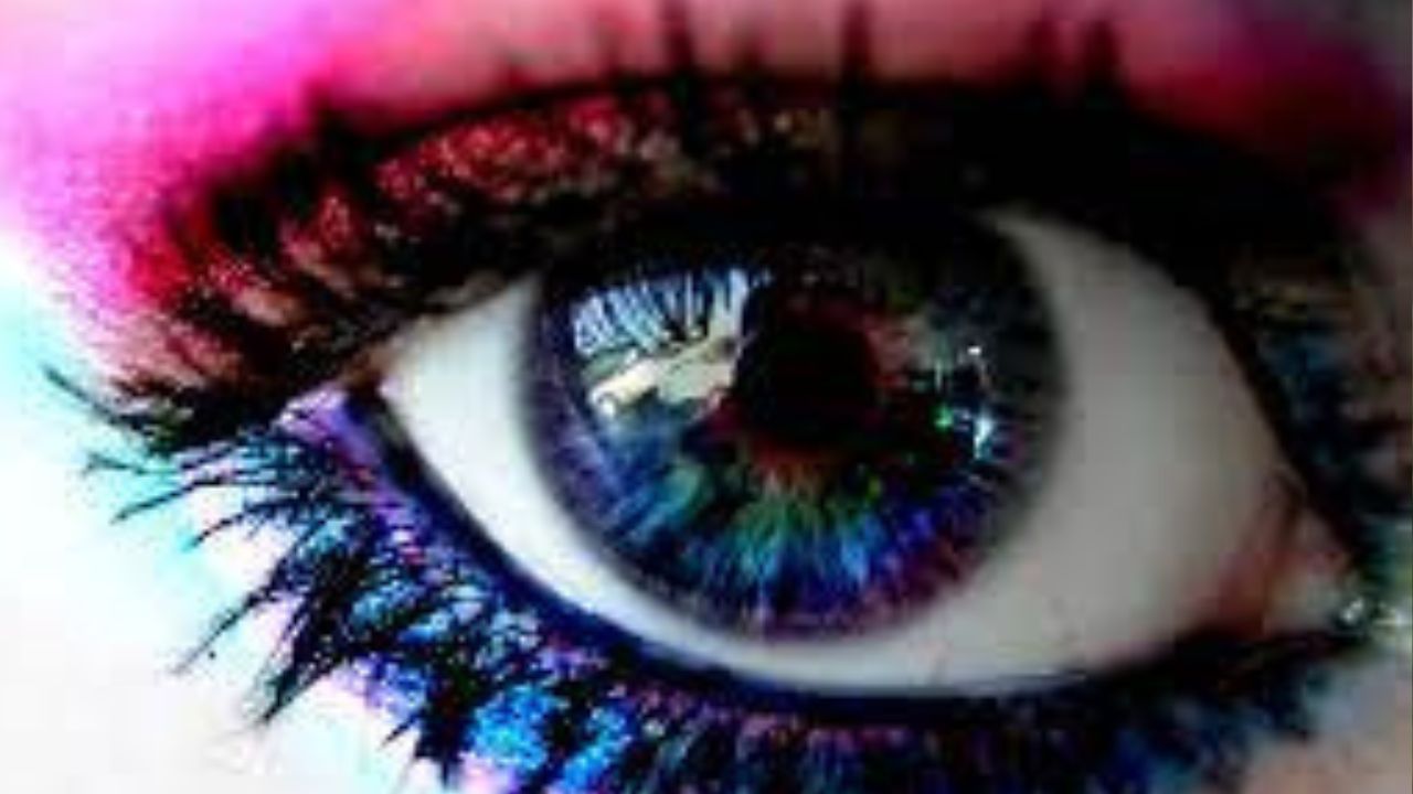 অনেক সময় আচমকা হাত পিছলে বা অজান্তে আমাদের হাত থেকে কিছু দরকারি জিনিস পড়ে যায়। এমন ঘটনাগুলির সঙ্গে বাস্তুর বিভিন্ন দিক লুকিয়ে রয়েছে। বা্তুশাস্ত্র মতে, এই ঘটনা অশুভ শক্তির ইঙ্গিত বলে মনে করা হয়। 