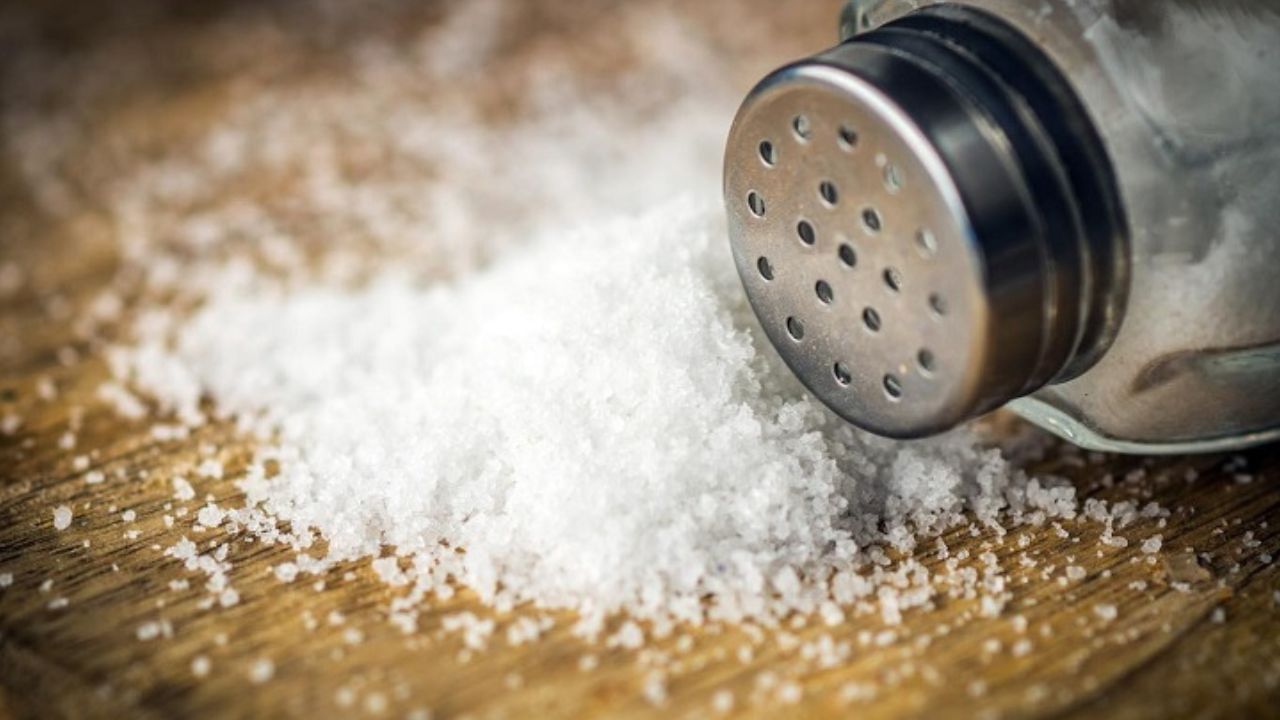 নুন পড়ে যাওয়া: জ্যোতিষশাস্ত্র অনুসারে, যদি হাত থেকে নুন পড়ে যায় তাহলে তা অশুভ। এমনকি আর্থিক সংকটের শিকার হতে পারেন। নুন কমে যাওয়াও জীবনে নানা ধরনের সমস্যা শুরু হয়। জন্মকুণ্ডলীতে উপস্থিত গ্রহগুলির নেতিবাচক প্রভাব দিতে শুরু করে। মনে করা হয়, লবণ হাত থেকে পড়ে যাওয়া বয়সের সঙ্গে তুলনা করা হয়। 