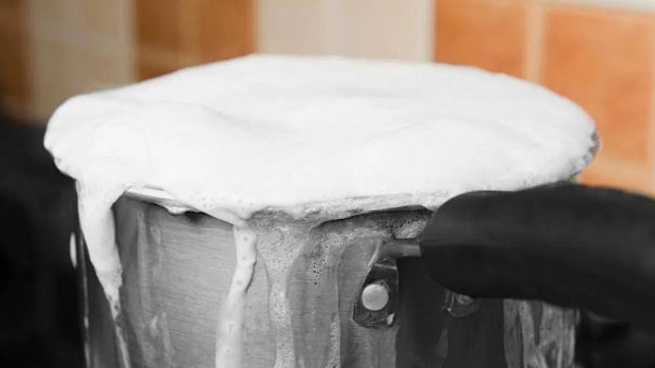 দুধ পড়ে যাওয়া: জ্যোতিষশাস্ত্রে হাত থেকে দুধ পড়াকেও অশুভ বলে মনে করা হয়। হাত থেকে দুধ পড়ে গেলে সন্তানের জীবনে অনেক সমস্যা দেখা দিতে পারে বলে মনে করা হয়। অথচ এই দুধ যদি গ্যাস বা আভেন গরম করার সময় উথলে পড়ে তবে তা শুভ বলে মনে করা হয়।