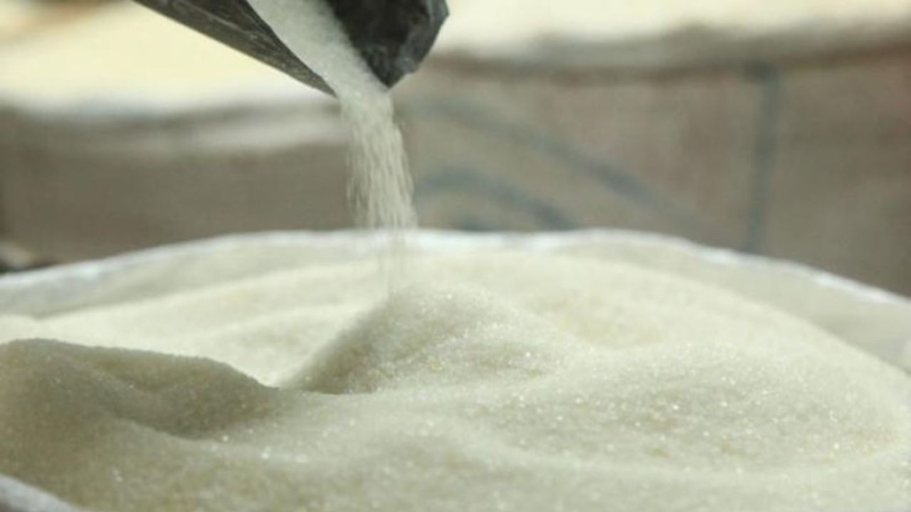 চিনি পড়ে যাওয়া: জ্যোতিষশাস্ত্র অনুসারে, যদি কোনও ব্যক্তির হাত থেকে চিনি বা চিনি ভর্তি পাত্র পড়ে যায় তাহলে তা অশুভ প্রভাব বিরাজ করে। সনাতন ধর্মে ঈশ্বরকে প্রসাদ হিসেবে চিনি ব্যবহার করা হয়। তাই চিনি পড়ে যাওয়াকে অশুভ প্রভাব বলে মনে করা হয়।