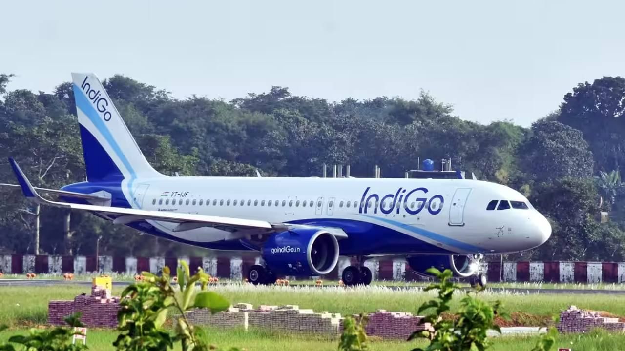 Indigo Airlines: ধার্য করা হবে ফুয়েল চার্জ, ইন্ডিগোতে বিমানযাত্রায় গুণতে হবে অতিরিক্ত টাকা