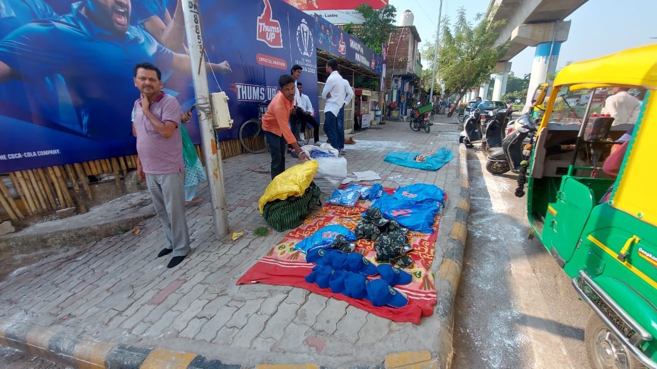 আমেদাবাদে এককথায় শেষ মুহূর্তের প্রস্তুতি চলছে। ভারত-পাক ম্য়াচের জন্য হোটেলের ভাড়া কয়েক গুণ বেড়ে যাওয়ায় হাসপাতালে চেকআপের ছুতোয় রাত কাটাতে চাইছে ফ্যানেরা। যদিও এই বিষয়ে নির্দেশিকা জারি করা হয়েছে আমেদাবাদের হাসপাতাল সংগঠনের পক্ষ থেকে। (ছবি:তুষার ঘটক)