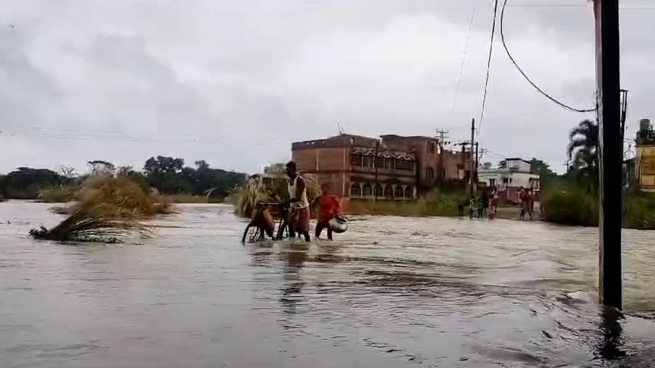 Ghatal Heavy Rain: হু হু করে জল ঢুকছে গ্রামে