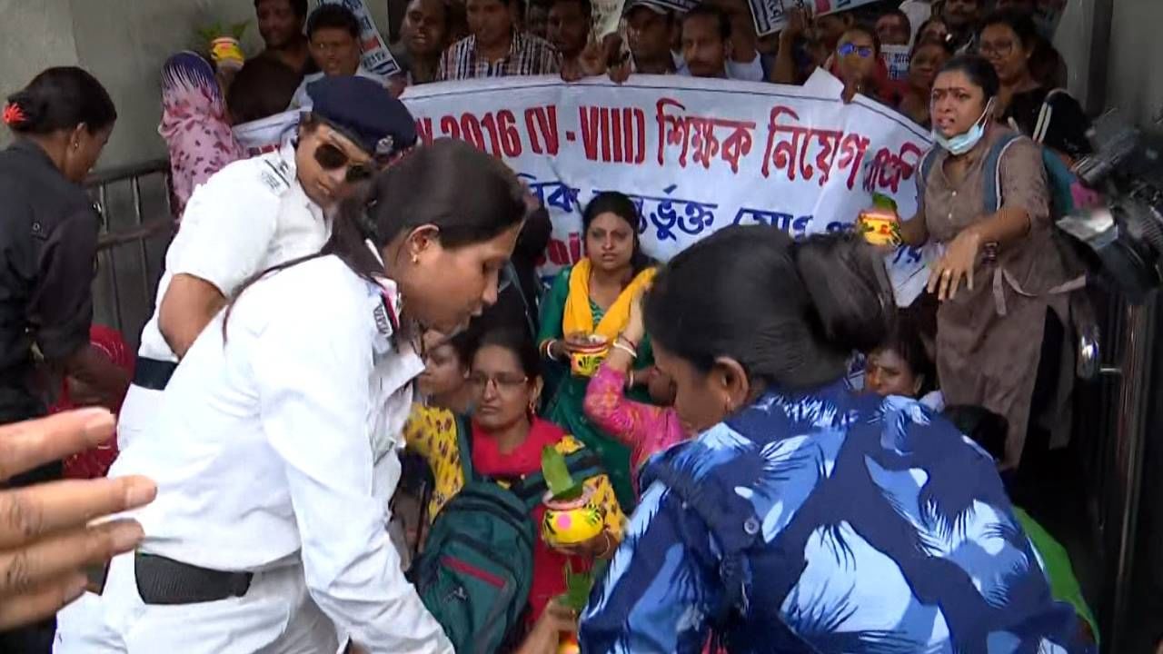 Job Seekers Protest: চাকরিপ্রার্থীদের আন্দোলনে তপ্ত করুণাময়ী, আন্দোলনকারীদের টানতে টানতে প্রিজন ভ্যানে তুলল পুলিশ