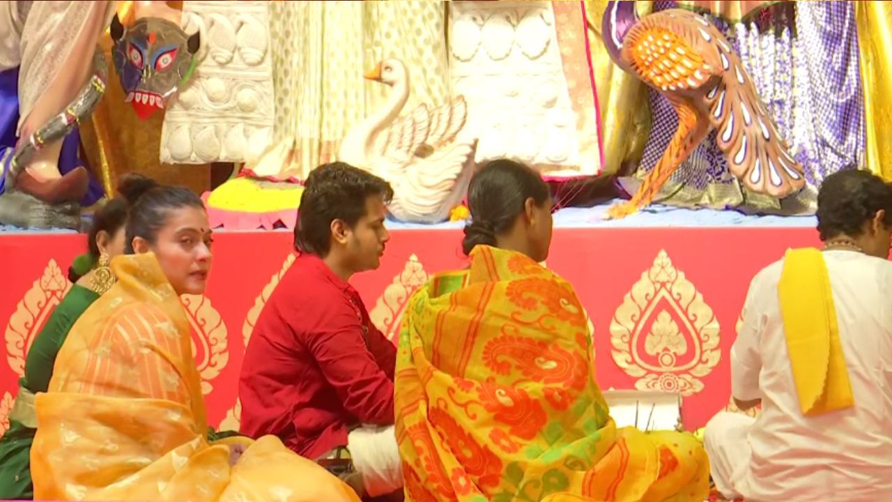 Durga Puja at Rani Mukherjee's house: রানি মুখার্জির বাড়ির দুর্গাপুজোয় উঠে এসেছে এক টুকরো বাংলা Durga Puja at Rani Mukherjee's house: রানি মুখার্জির বাড়ির দুর্গাপুজোয় উঠে এসেছে এক টুকরো বাংলা