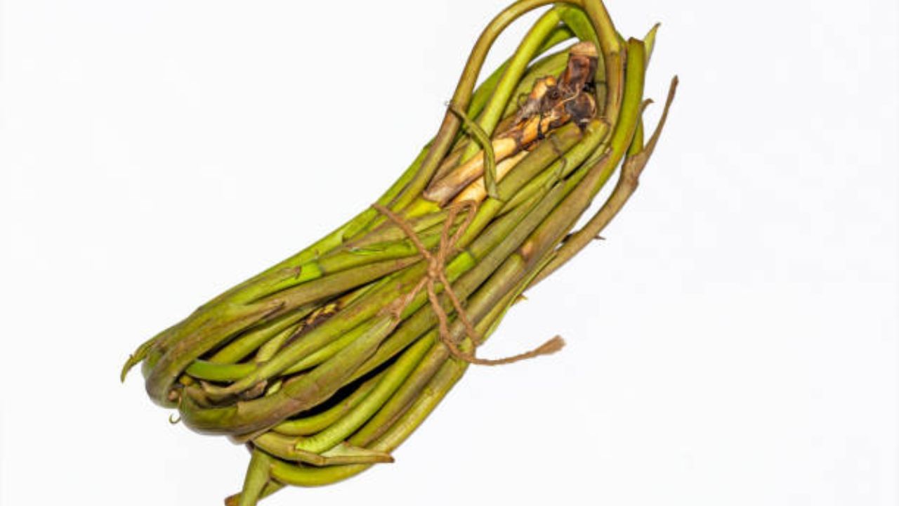 লতি ভেজে নিয়ে নুন, মাঝারি মাপের টমেটো টুতকো, আদা বাটা মিশিয়ে নিন। আদার কাঁচা গন্ধ গেলে হলুদ, লঙ্কা গুঁড়ো, ধনে, জিরে গুঁড়ো মিশিয়ে ভেজে নিন। স্বাদমতো নুন-চিনি দিন। আলু ভেজে জল দিতে হবে ৩ বাটি, জল ফুটতে শুরু করলে কাঁচা লঙ্কা দিন