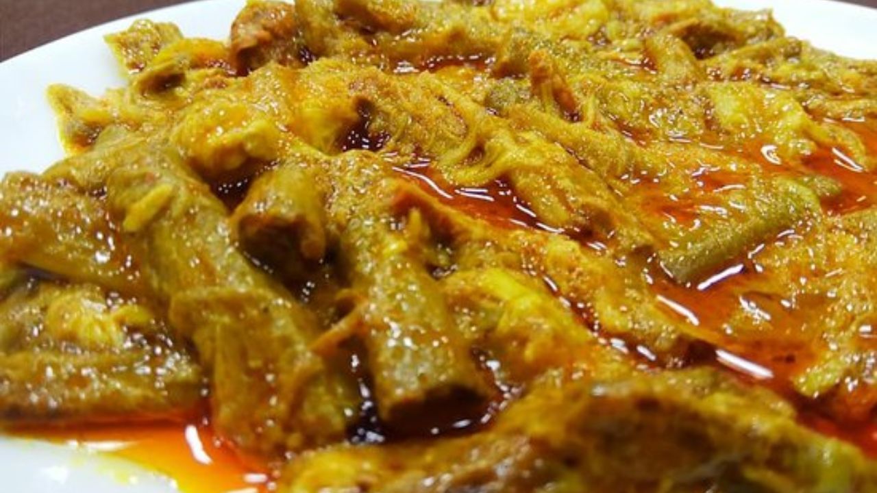 কচুর লতি আঁশ ছাড়িয়ে কেটে নিতে হবে। ডাল বাটার মধ্যে স্বাদমতো নুন, হলুদ, কালোজিরে আর চিনি দিয়ে ভাল করে মিশিয়ে নিন। এবার তা হাত দিয়েই ফেটিয়ে নিতে হবে। এবার বড়াগুলো ভেজে নিতে হবে। বড়া ভেজে তুলে রেখে বাকি তেলে তরকারির আলু কেটে দিন