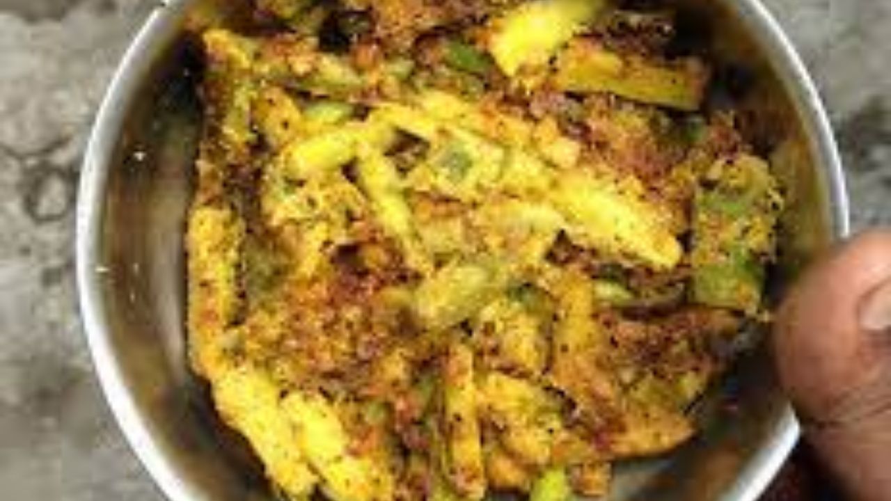 কচুর লতি অধিকাংশ বাড়িতেই ইলিশের মাখা দিয়ে বানানো হয়। তবে বানিয়ে নিতে পারেন মটর ডাল দিয়ে। ডাল ভাল করে ধুয়ে তিন থেকে চার ঘণ্টা ভিজিয়ে রাখতে হবে। এবার মিক্সিতে ডাল দিয়ে তা বেটে নিতে হবে। বাটার সময় একটু জল আর কাঁচালঙ্কা দেবেন