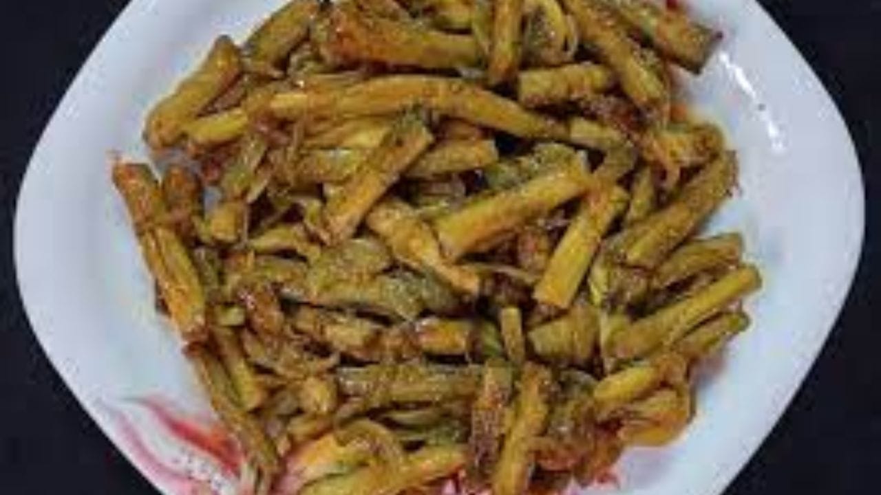 এছাড়াও কুচুর লতিতে ডায়াটারি ফাইবার বা আঁশের পরিমান খুব বেশি। যা খাবার হজমে সাহায্য করে কোষ্ঠকাঠিন্য দূর করে। কচুর লতিতে প্রচুর পরিমানে ভিটামিন সি আছে, যা সংক্রামক জনিত যে কোনও অসুখ থেকে আমাদের দূরে রাখে