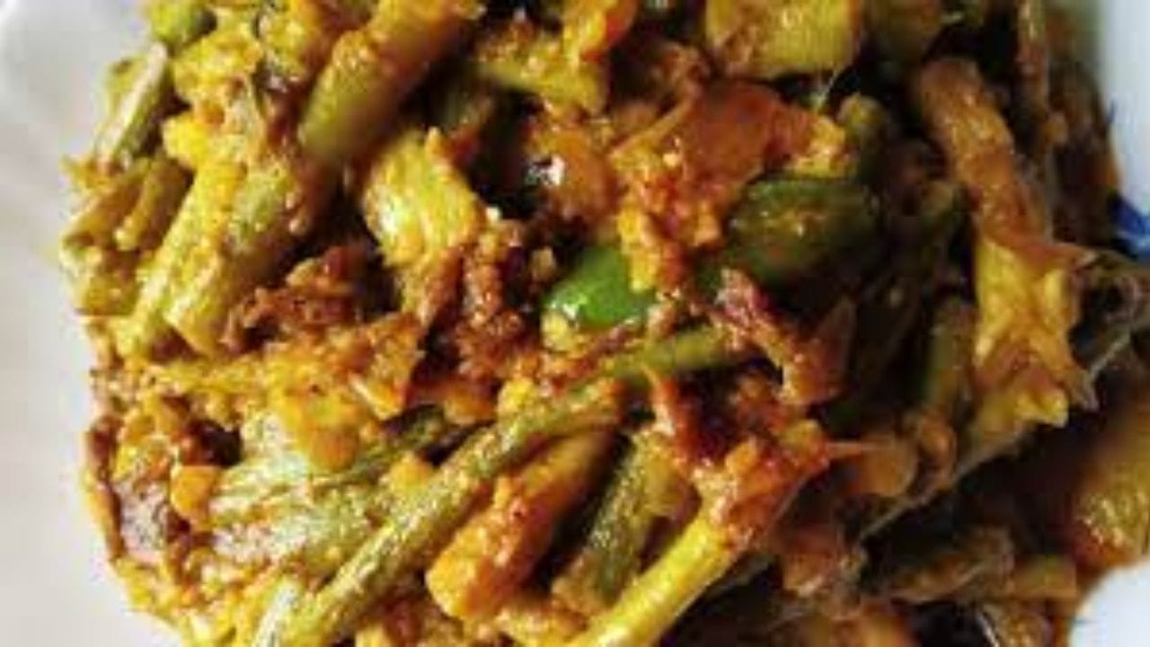 অনেক বাড়িতে আবার কচুর লতি রান্না করা হয় না। কারণ লতি খেলেই গলা চুলকোয়। কচুর লতিতে থাকা অক্সালেট গলায় লেগে গেলে সেখান থেকে সমস্যা হতে পারে। তবে লতির তরকারিতে অল্প চিনি মিশিয়ে খেলেই এই সমস্যার সমাধান হয়ে যায়