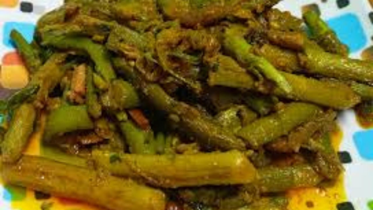 কচুর লতি পূর্ববঙ্গে খুবই জনপ্রিয়। তবে এখন এবার বাংলাতেও প্রচুর পরিমাণে এই লতি পাওয়া যায়। কচুর লতিতে রয়েছে প্রচুর পরিমানে আয়রন। যা প্রতিরোধ রোগ ক্ষমতা বৃদ্ধি করে। এছাডা়ও এতে রয়েছে প্রচুর পরিমানে ক্যালসিয়াম। যা হাড় শক্ত করে ও চুলপড়া রোধ করতে সাহায্য করে 