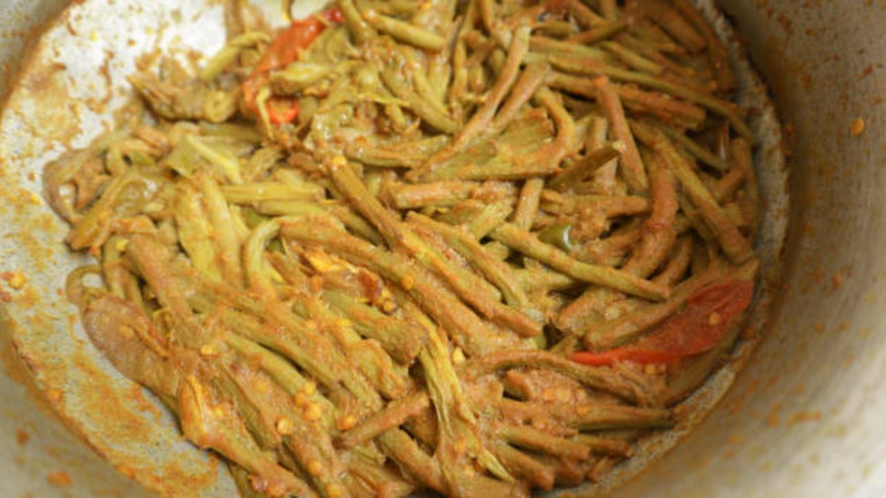 জল ফুটে লতি সেদ্ধ হলে ভেজে রাখা ডালের বড়া মিশিয়ে দিন। উপর থেকে গরম মশলা গুঁড়ো ছড়িয়ে দিন। বড়ার মধ্যে ঝোল ঢুকলে গ্যাস বন্ধ করে তা নামিয়ে নিতে হবে। এই তরকারি বেশ মাখা মাখা হবে। গরম ভাতে নিরামিষ এই কচুর ডালনা খেতে খুবই ভাল লাগে