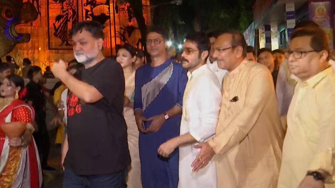 Durga Puja 2023: চতুর্থীতেই জনজোয়ার সুরুচি থেকে শ্রীভূমিতে, আনন্দে মাতোয়ারা ‘দশম অবতার’-রাও