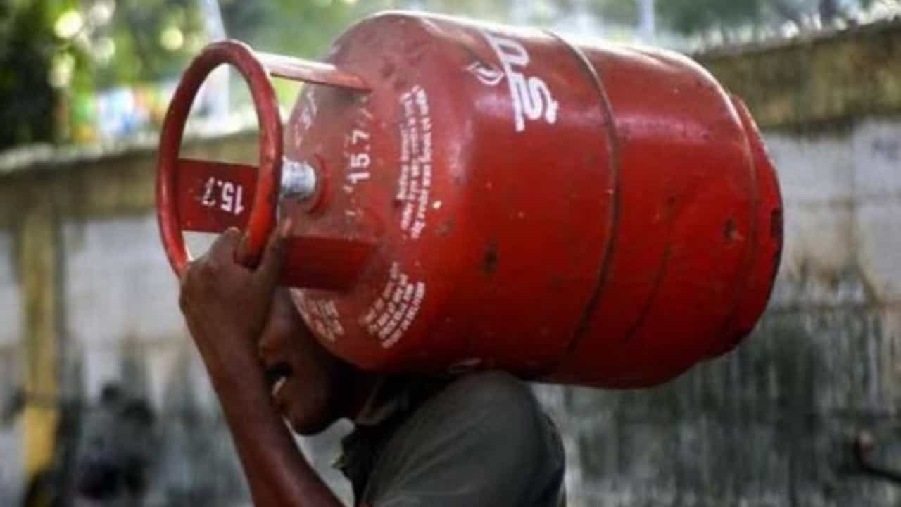 Commercial LPG cylinder price: বর্ষশেষে খুশির খবর, প্রায় ৪০ টাকা কমল রান্নার গ্যাসের দাম