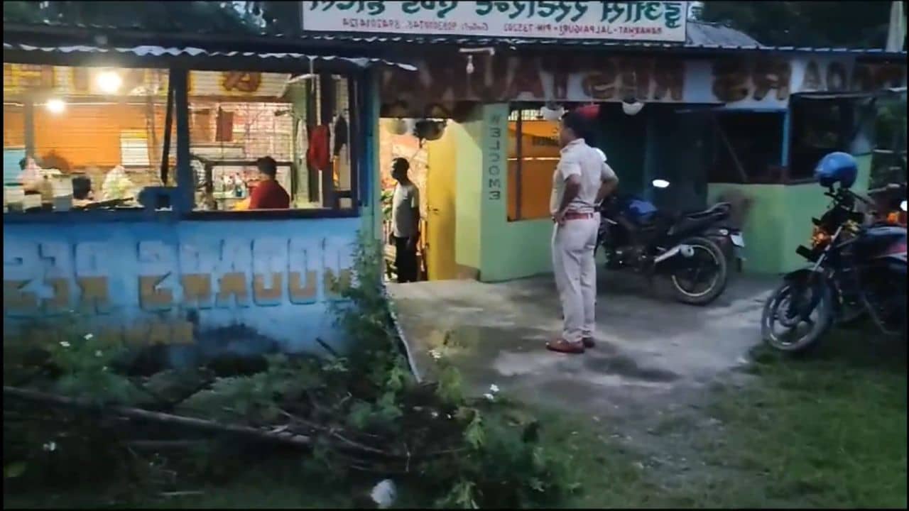 Liquor Seized: পুজোর আগে বাজেয়াপ্ত লক্ষাধিক টাকার দেশি-বিদেশি বেআইনি মদ