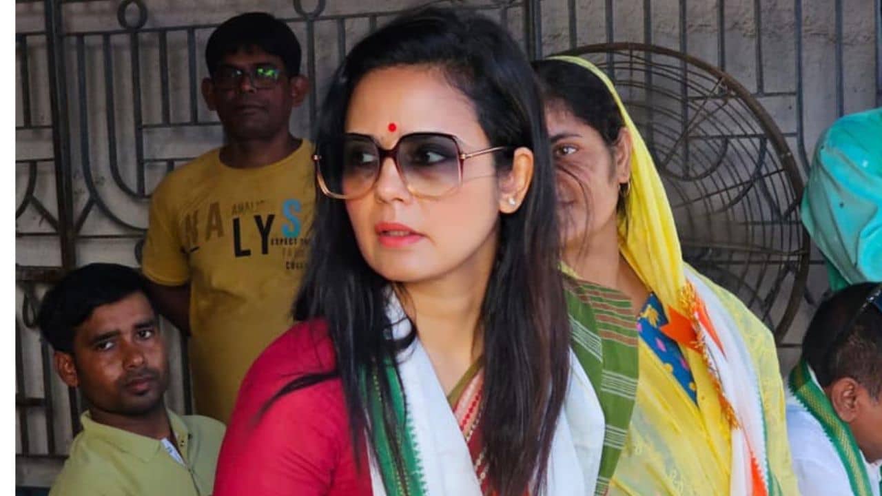 Mahua Moitra: বিতর্ক বাধতেই মহুয়ার পাশে নেই তৃণমূল? তবে এখনও পিচ কামড়ে কৃষ্ণনগরের সাংসদ