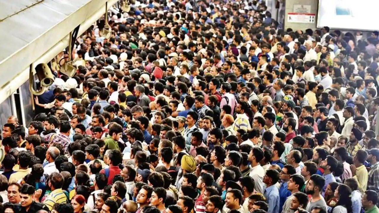 Durga Puja Crowd Video: সাড়ে-এ-এ-এ ৭ লাখ!!! পা ফেলার জায়গাই নেই মেট্রোয়