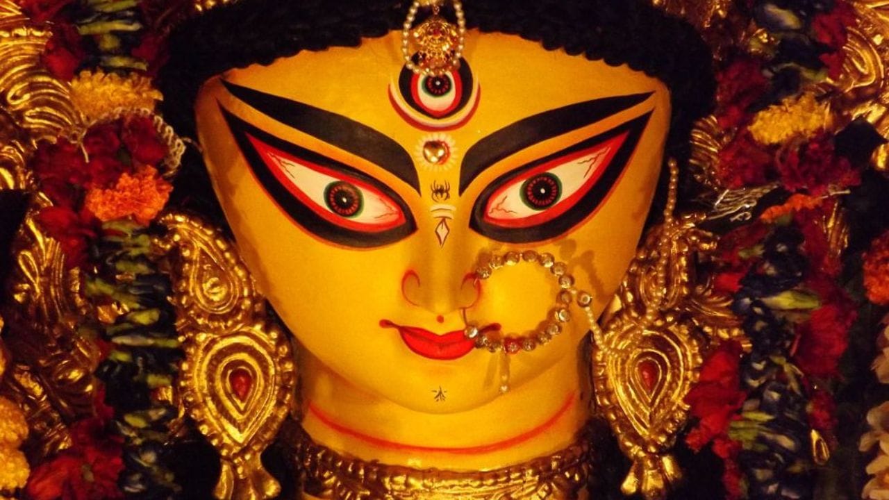 বিশেষজ্ঞদের মতে, দেবীপক্ষের ৯দিন ধরে উমার নয় রূপের আরাধনা করা হয়। তাই নবরাত্রিতে নয়দেবীর পুজো করলে ভক্তরা দুর্গার আশীর্বাদে মনের সব ইচ্ছে পূরণ হয়। তাই মহালয়ার পর থেকে বিজয়া পর্যন্ত বেশ কিচু কাজ করা এড়িয়ে চলা উচিত।