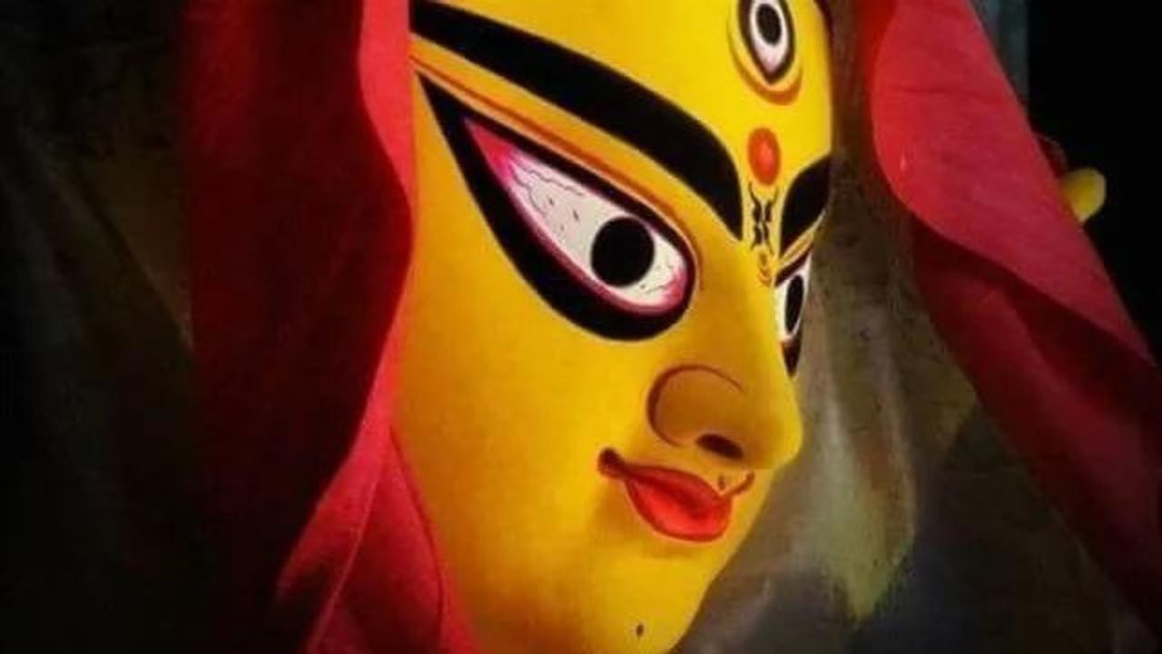 হিন্দু পঞ্জিকা মতে, আশ্বিন মাসের শুক্লপক্ষের ষষ্ঠী থেকে দশমী পর্যন্ত শারদীয়া দুর্গাপুজো পালিত হয় গোটা বাংলায়। আশ্বিন মাসের এই পক্ষকে বলা হয় দেবীপক্ষ। মহালয়ার পর থেকেই শুরু হয় দেবীপক্ষ বা মাতৃপক্ষ।