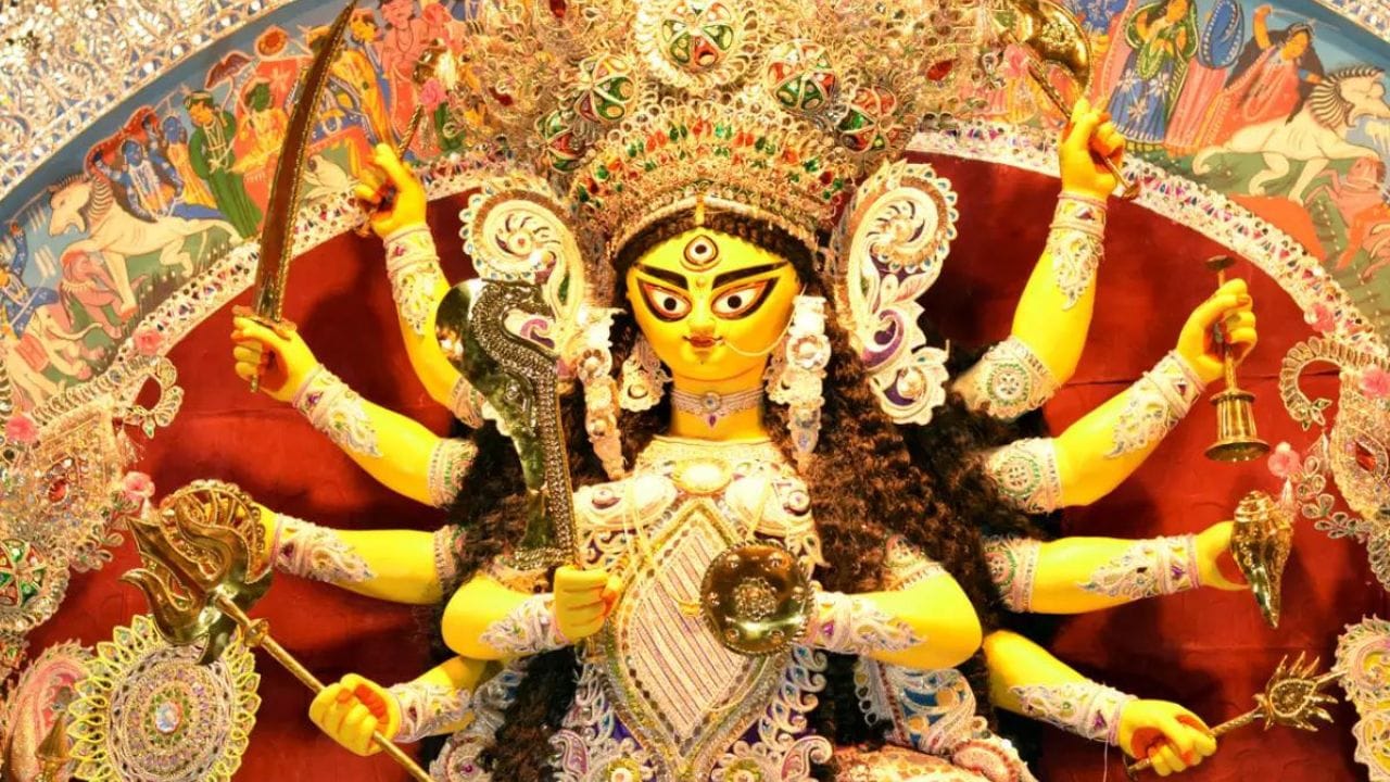 দেবীপক্ষের প্রথম অমাবস্যার দিন তর্পন ও পিণ্ডদান করে পূর্বপুরুষদের উদ্দেশ্যে শ্রাদ্ধানুষ্ঠান পালন করা হয়। আর পিতৃপক্ষের সময় যেমন কিছু নিয়ম মেনে চলা আবশ্যিক, তেমনি দুর্গা আশীর্বাদ পেতে হলে দেবীপক্ষের সময়ও মানতে হবে বেশ কিছু নিয়ম।