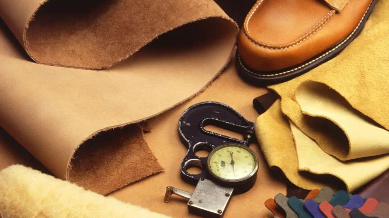 নবরাত্রির নয় দিন চামড়ার জিনিস কেনা বা ব্যবহার করা এড়িয়ে চলুন। সাধারণত চামড়ার জিনিস বা পণ্য তৈরিতে বিভিন্ন পশুর চামড়া ব্যবহার করা হয়। এজন্য নবরাত্রির সময় চামড়ার তৈরি পণ্য ব্যবহার করা নিষিদ্ধ বলে মনে করা হয়।