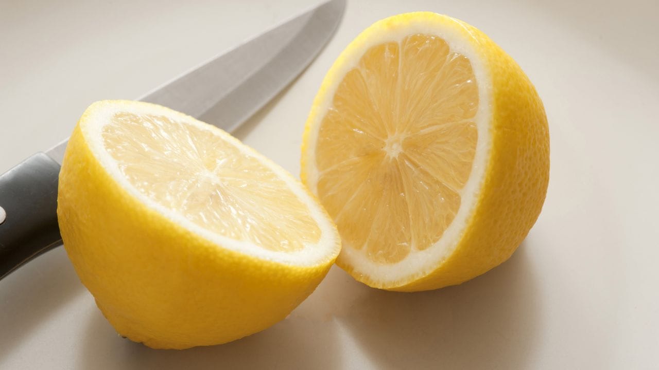 দেবীপক্ষের প্রথম অমাবস্যার পর দিন থেকে বাড়িতে লেবু ব্যবহার করা এড়িয়ে চলা উচিত। লেবুকে অশুভ শক্তির প্রতীক বলে মনে করা হয়। বিশ্বাস করা হয় যে একটি লেবু কাটা হল একটি বলির সমান। তাই নবরাত্রির সময় লেবু ব্যবহার করবেন না। সেই সঙ্গে খাবারে আচার বা টক জাতীয় খাবার খাওয়াকে অশুভ মনে করা হয়।