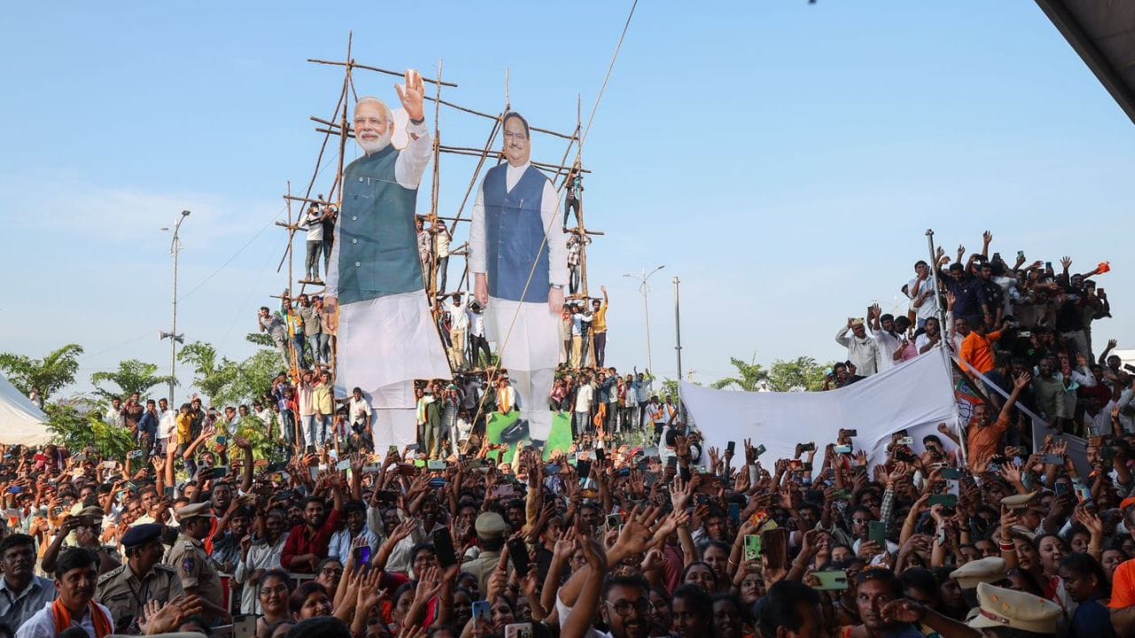  তেলঙ্গানার বর্তমান মুখ্যমন্ত্রী কে চন্দ্রশেখর রাওকে কড়া ভাষায় আক্রমণ করেন প্রধানমন্ত্রী। তিনি জানান, একসময় এনডিএ-তে যোগ দিয়ে চেয়েছিলেন কে সি আর। কিন্তু মোদী নাকি তাঁকে যোগ দিতে দেননি।