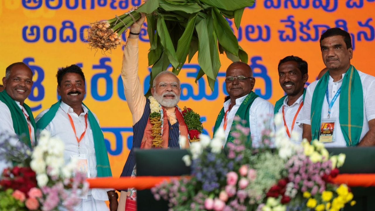 এদিন প্রধানমন্ত্রীকে ঘিরে সমর্থকদের ভিড় ছিল চোখে পড়ার মতো। নরেন্দ্র মোদীর কনভয় দেখে ক্যামেরা হাতে দাঁড়িয়ে পড়েন উপস্থিত কর্মী-সমর্থকেরা। প্রত্যেককে হাত নাড়িয়ে অভিবাদন জানান মোদী।