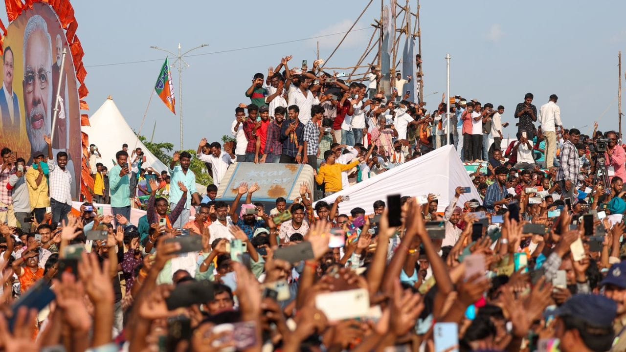 প্রধানমন্ত্রী আরও দাবি করেছেন, কেন্দ্র তেলঙ্গানার বিআরএস সরকারকে টাকা দেওয়া সত্ত্বেও বিআরএস সরকার সেই টাকা সাধারণ মানুষকে না দিয়ে লুঠ করে নিয়েছে। 