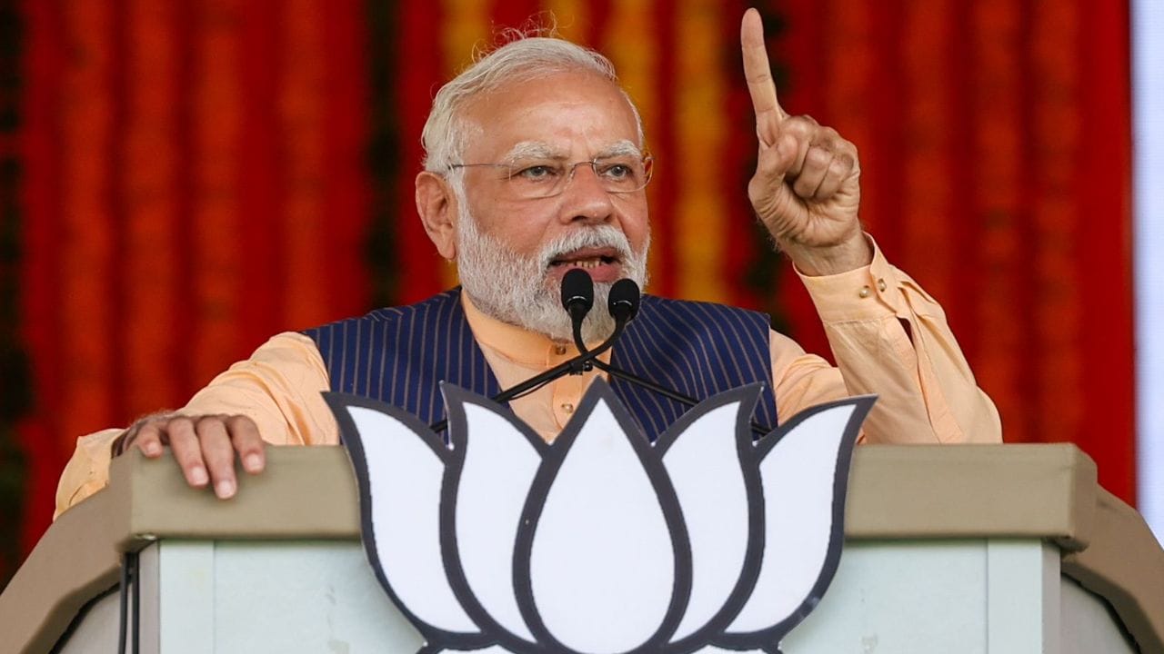 প্রধানমন্ত্রী দাবি করেন, আগে তাঁকে স্বাগত জানাতে বিমানবন্দরে উপস্থিত থাকতেন কে সি আর, কিন্তু  ওই ঘটনার পর থেকে নাকি মুখ্যমন্ত্রী আর চোখে চোখ রাখতে পারেন না।