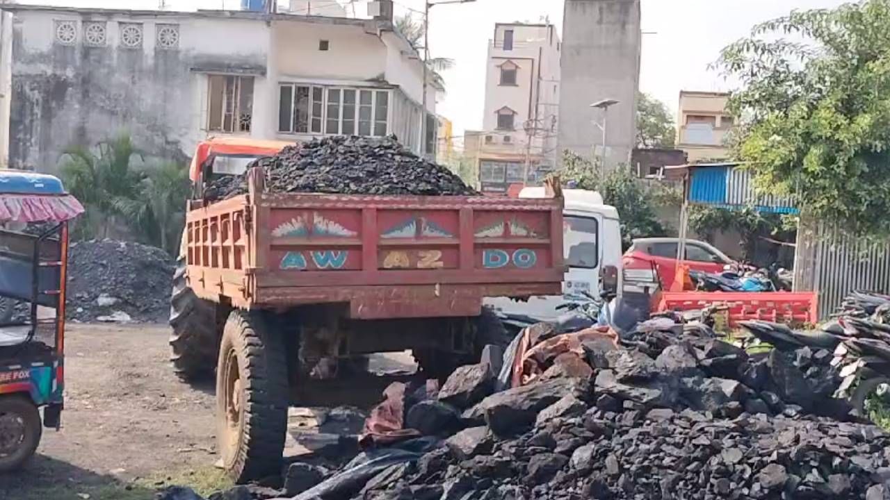 Coal Smuggling: গোপন সূত্রেই বাজিমাত, সপ্তমীর দুপুরে পাচারের আগেই কয়লা সমেত ৭টি ট্রাক বাজেয়াপ্ত করল পুলিশ