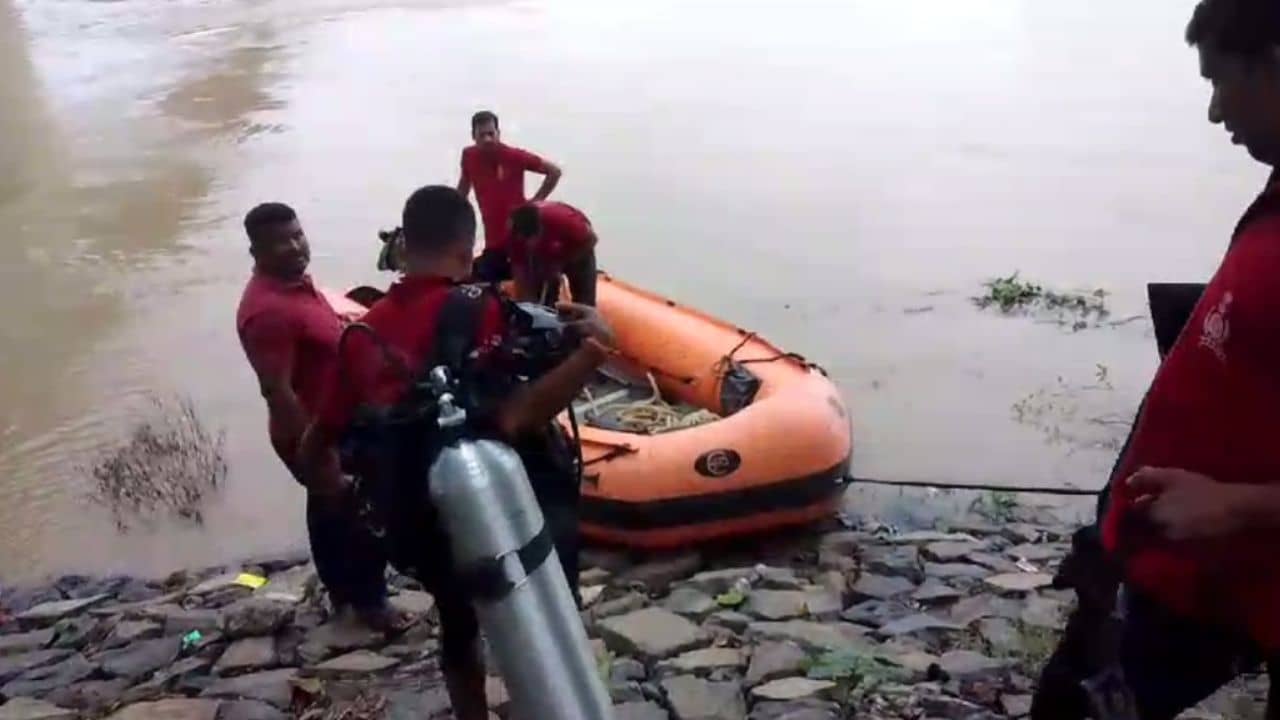 Nadia: ব্যাগ-ফোন রেখে ব্রিজে উঠে ভাগীরথীতে ঝাঁপ দশম শ্রেণির ছাত্রীর