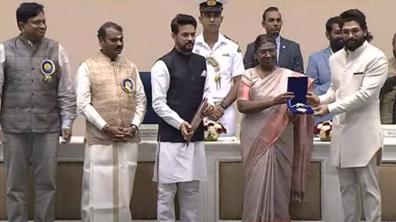 69th National Film Awards: রাষ্ট্রপতির হাত থেকে জাতীয় পুরস্কার গ্রহণ করলেন আলিয়া-কৃতী-আল্লু, আবেগে ভাসলেন ওয়াহিদা