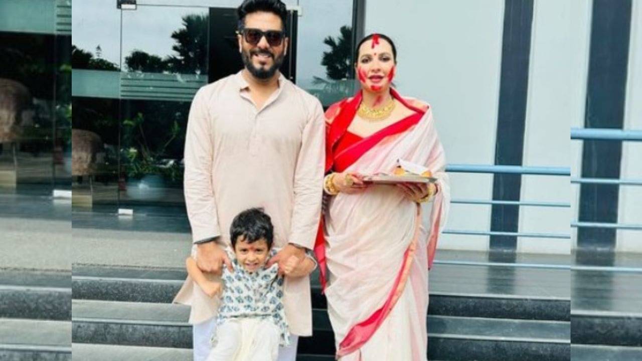 Raj-Subhashree: লাল পাড় সাদা শাড়িতে সিঁদুর খেললেন শুভশ্রী; অন্তঃসত্ত্বা স্ত্রীকে আগলে রাখলেন রাজ