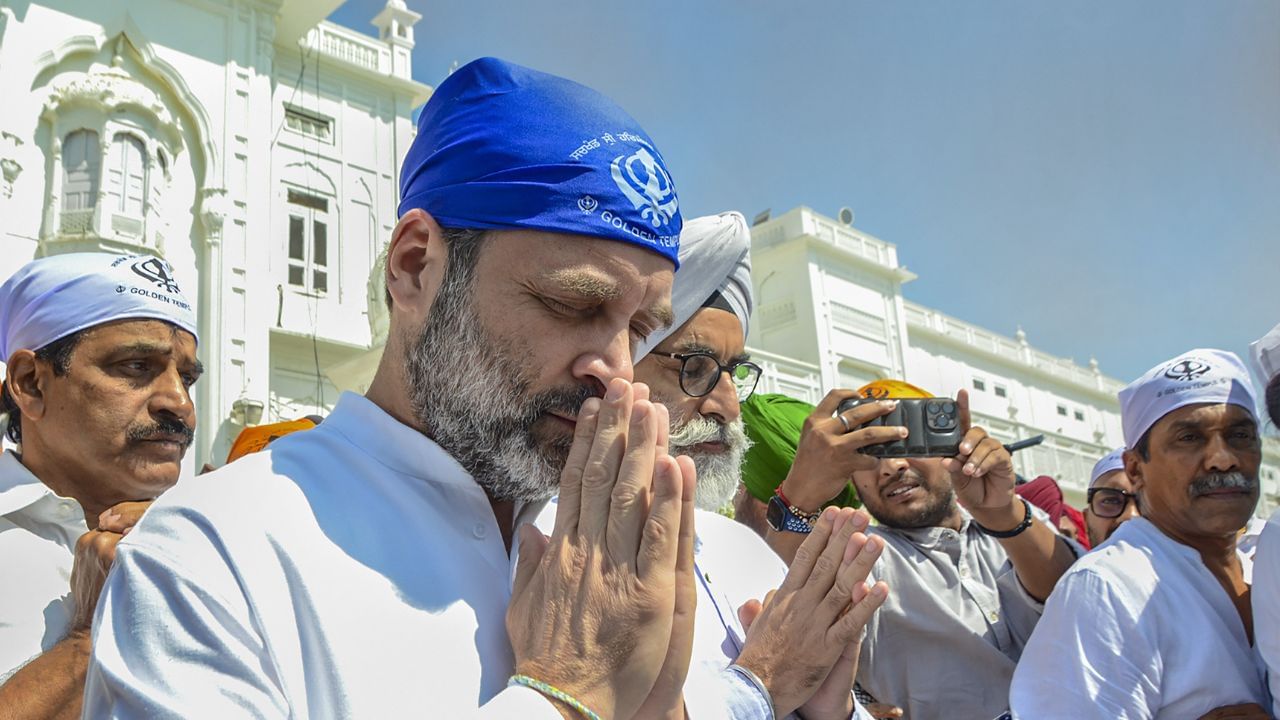 স্বর্ণমন্দিরে করজোড়ে প্রার্থনায় অংশ নেন রাহুল গান্ধী। ছবি সৌজন্য: PTI