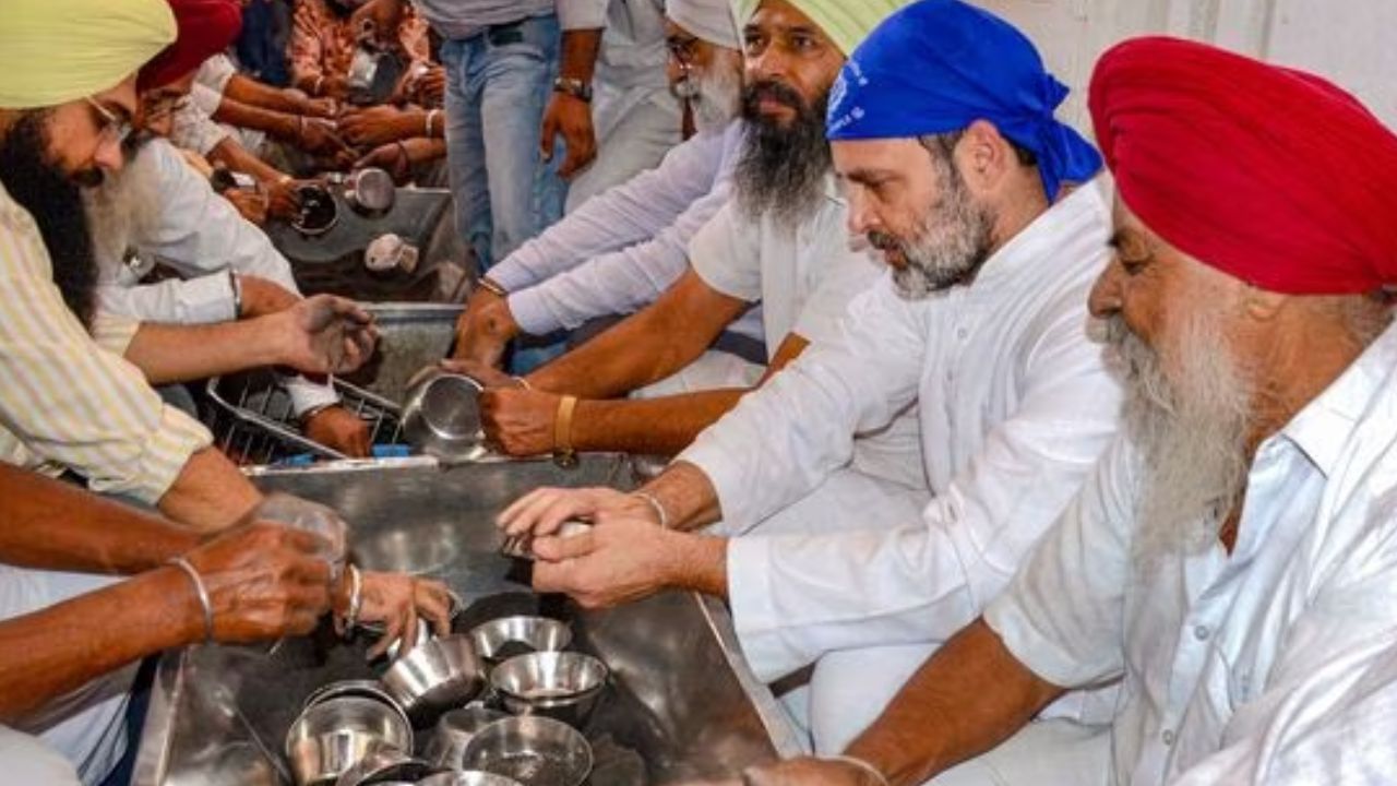  এদিন স্বর্ণমন্দিরে বাসন ধুয়ে জনগণের সেবাতেও অংশ নেন রাহুল গান্ধী। ছবি সৌজন্য: Twitter 