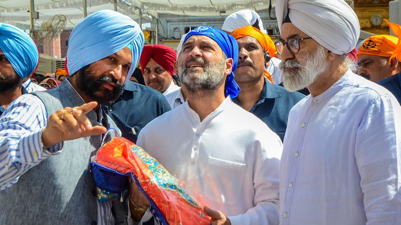 নির্দিষ্ট রীতি-রেওয়াজ মেনে স্বর্ণমন্দিরে প্রণাম নিবেদন করেন কংগ্রেস সাংসদ। ছবি সৌজন্য: Twitter 