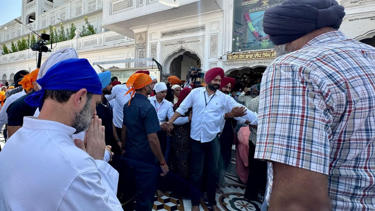 আর পাঁচজন সাধারণ পুণ্যার্থীর মতোই ভিড়ের মধ্য দিয়ে করজোড়ে স্বর্ণমন্দিরে প্রবেশ করেন রাহুল গান্ধী। ছবি সৌজন্য: Twitter 